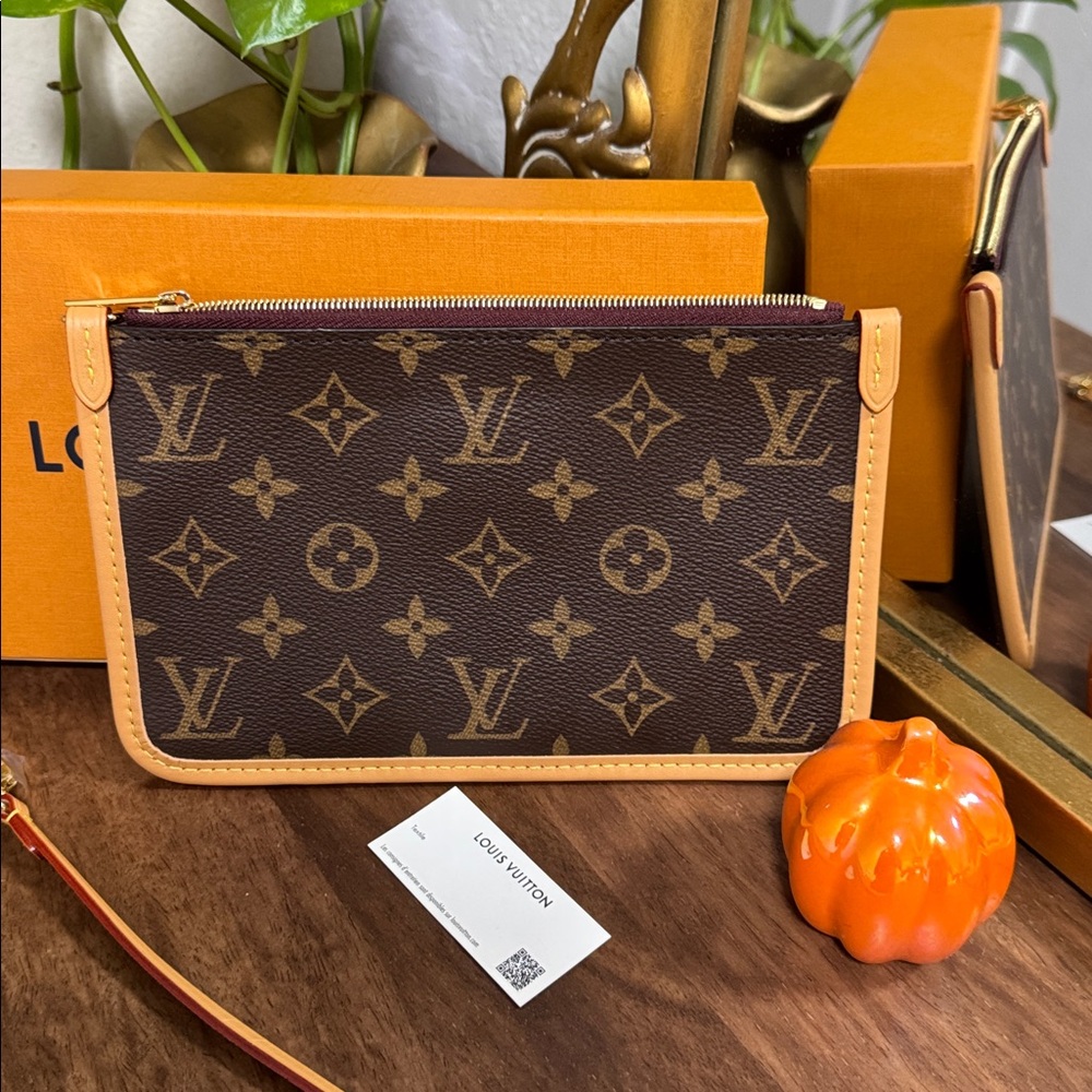 Louis Vuitton Monogram carryall pm wristlet - Picture 7 of 10